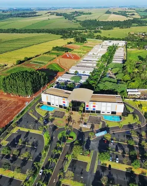 Vista aérea do campus sede da UNINGÁ em Maringá, com áreas de prática ao redor