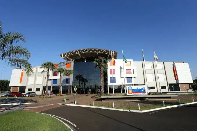 Fachada do campus sede da Uningá em Maringá, Paraná